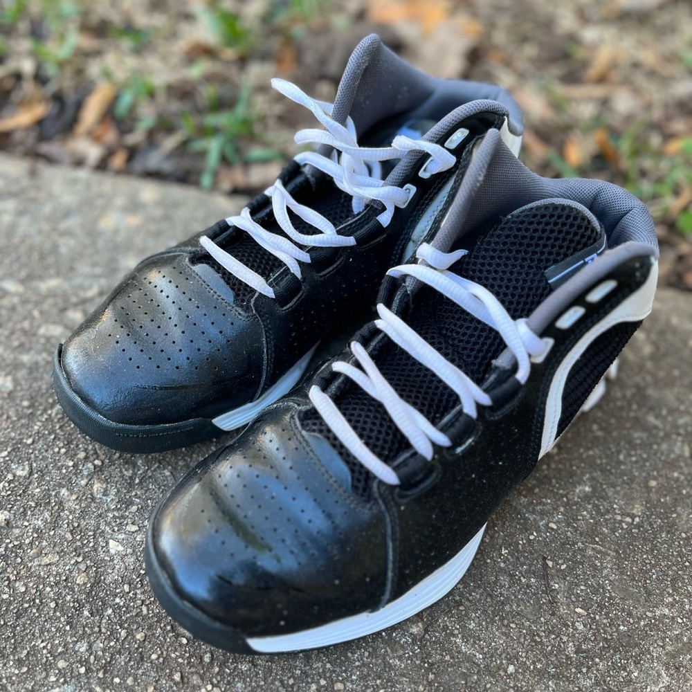 Reebok Women’s / Men's Black and White Athletic Sneakers. women’s 7 / men’s 5.5